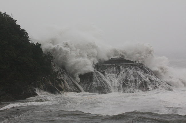 雲見港の思い出岬が台風の直撃を受ける。